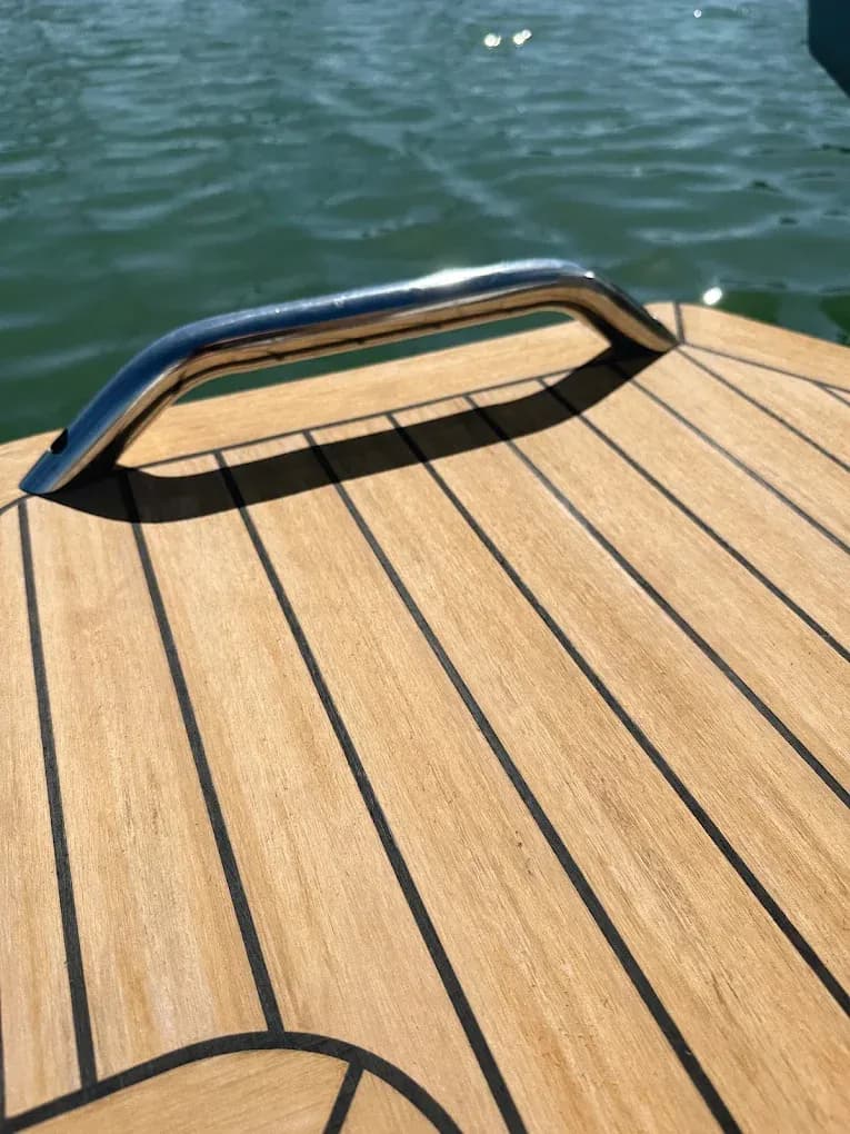 Pramčana paluba od EVO Decking sintetičke tikovine ispod inox rukohvata, iznad mora
