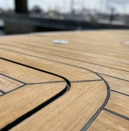 Detalj zaobljenog kuta i fuga na EVO Decking sintetičkoj tikovini
