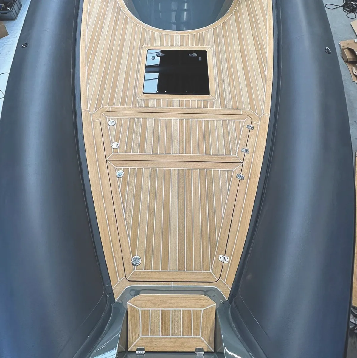 Paluba gumenjaka oko konzole, obložena EVO Decking sintetičkom tikovinom
