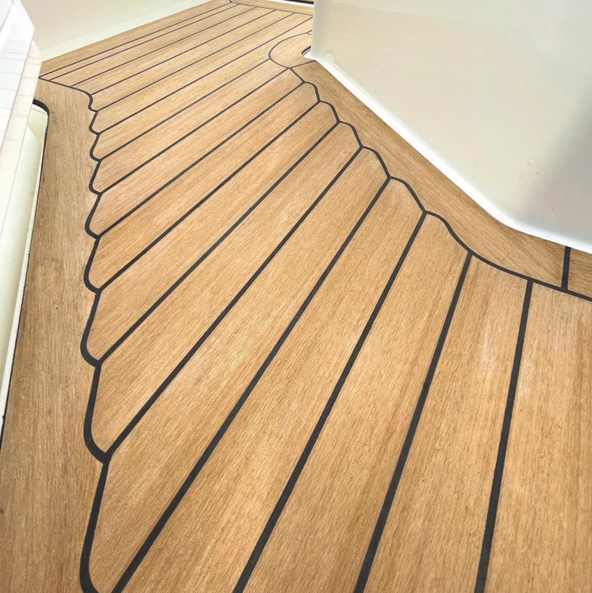 Bočna paluba od EVO Decking sintetičke tikovine, letvice uklopljene u zakrivljenu rubnu letvu