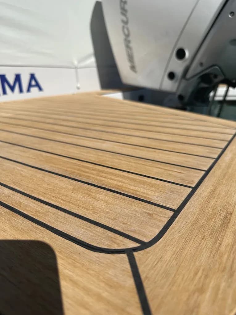 Krmena platforma od EVO Decking sintetičke tikovine uz izvanbrodske motore