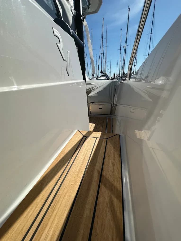 Uski bočni prolaz od EVO Decking sintetičke tikovine, brod u marini